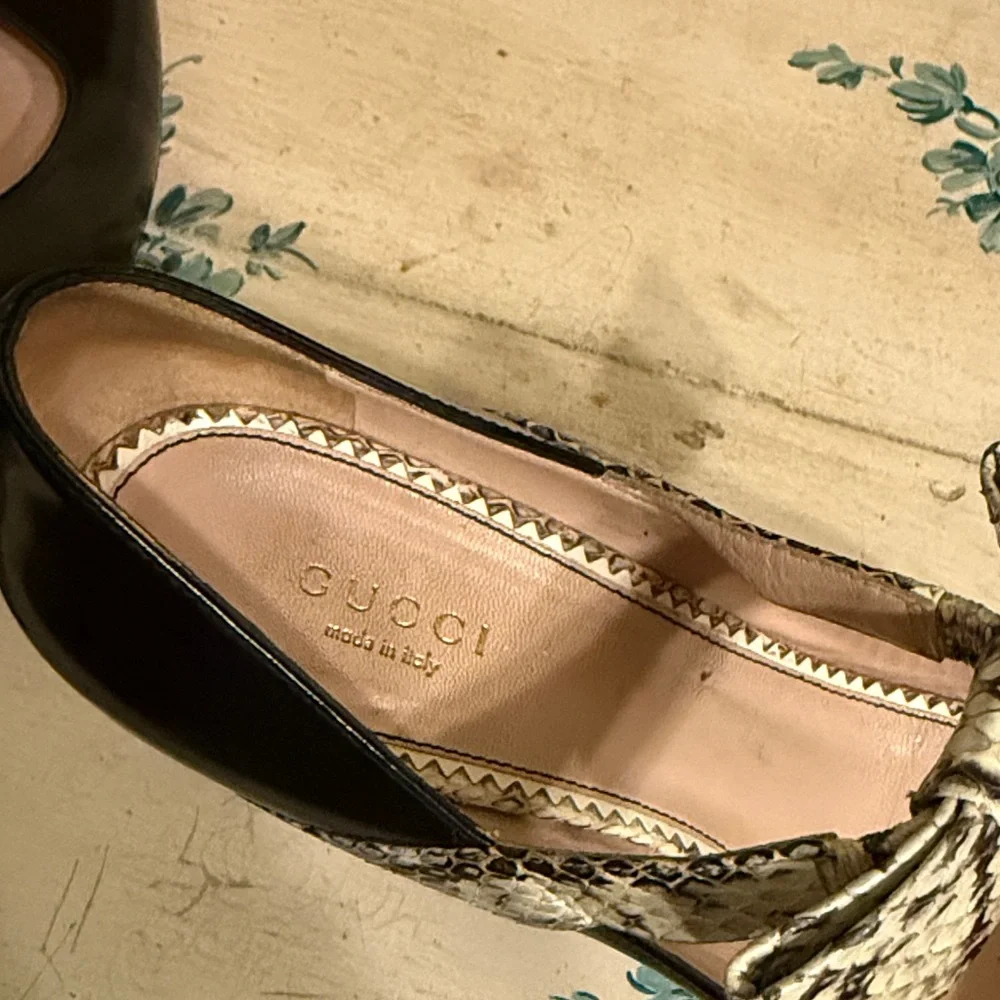 Gucci Black Patent Leather Pumps with Snake-Print Bow Strap - Picture 12 of 15